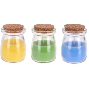 Trzy świece zapachowe w szklanych słoikach z korkowymi pokrywkami: żółta, zielona i niebieska.