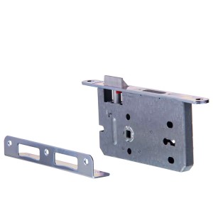 Metalowy zamek wpuszczany z zaczepem do drzwi wewnętrznych.