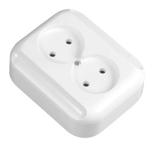Białe podwójne gniazdko elektryczne do użytku wewnętrznego.