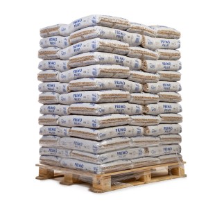 Paleta z workami pelletu Primo, ułożone w stos i zapakowane.