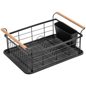 Czarny ociekacz do naczyń z drewnianymi uchwytami i pojemnikiem na sztućce do kuchni.