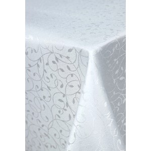 Zbliżenie białego obrusu ze wzorem kwiatowym.