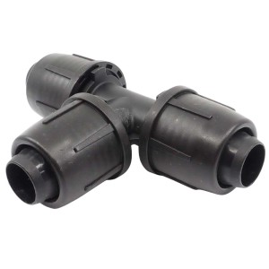 Czarny trójnik do podziemnych systemów nawadniania.