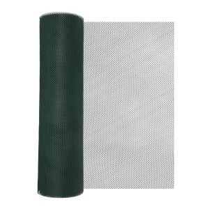 Zwinięta zielona siatka ogrodzeniowa t.b.t. w rolce do ogrodu.