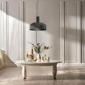 Szara lampa wisząca t.b.t. nad stołem w salonie.