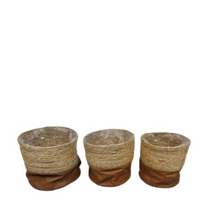 Zestaw trzech różnych doniczek na zioła t.b.t. wykonanych z włókien naturalnych i brązowej tkaniny.
