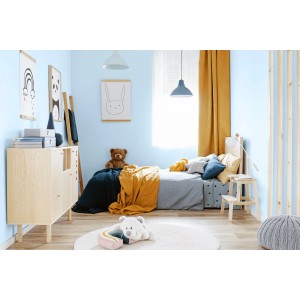 Pokój dziecięcy z jasnoniebieską farbą na ścianach. Kolorowe farby do ścian dla pięknego domu.