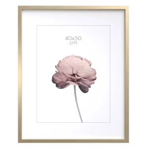 Złota rama (40x50 cm) z passe-partout na zdjęcia lub grafiki.