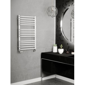 Biały grzejnik t.b.t. jako suszarka do ręczników w łazience.