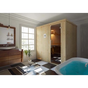 Drewniana sauna t.b.t. ze szklanymi drzwiami w łazience.