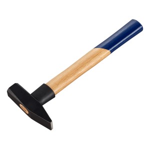 Młotek ślusarski LUX 500g z jesionowym trzonkiem i czarną główką.