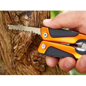 Multitool OBI 12 w 1 z ostrzem piły w akcji, pomarańczowa rękojeść.