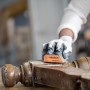 Gąbka ścierna Bosch Expert S471 (średnia) podczas szlifowania drewnianego mebla.