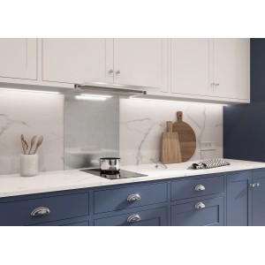 Panel kuchenny t.b.t. za płytą grzewczą w nowoczesnej kuchni.