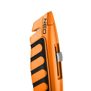 Zbliżenie: Nóż t.b.t. z pomarańczową rękojeścią i blokadą ostrza.