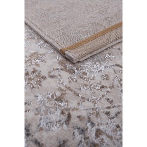 Zbliżenie beżowego dywanu z krótkim włosiem i kwiatowym wzorem.