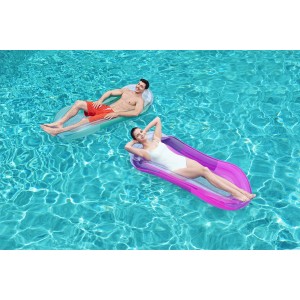 Dwie osoby relaksują się na hamaku wodnym Bestway Aqua-Lounge w basenie.