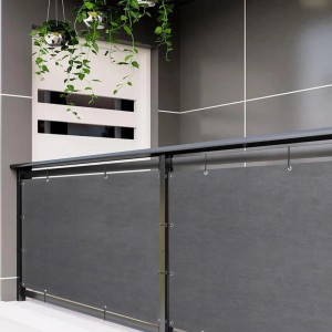 Szara mata osłonowa t.b.t. na balkon lub taras.