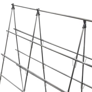 Metalowa kratka ogrodowa, idealna do roślin pnących i warzyw.