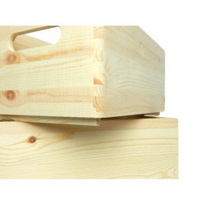 Drewniane pudełko do przechowywania wykonane z jasnego drewna, szczegółowy widok połączenia na jaskółczy ogon.