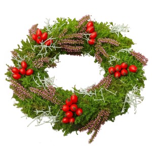 Dekoracyjny wieniec roślinny z mchem, wrzosem i czerwonymi jagodami do użytku wewnętrznego.