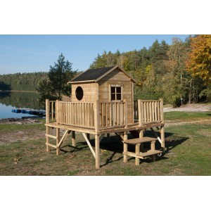 Drewniany domek do zabawy t.b.t. z platformą i drabinką do ogrodu.