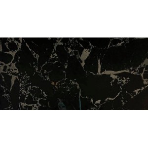 Czarna płytka dekoracyjna z efektem marmuru na ściany i podłogi.