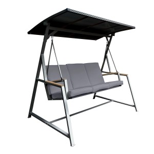 Szara huśtawka ogrodowa t.b.t. z daszkiem i metalową ramą.