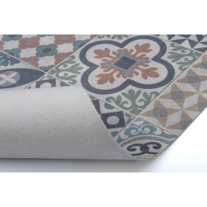 Wykładzina PCV we wzory kwiatowe w kolorze niebieskim, beżowym i brązowym.