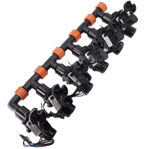 t.b.t. do nawadniania podziemnego z czarnymi rurami i pomarańczowymi złączkami.