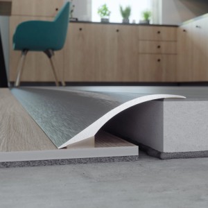 Srebrna listwa przejściowa między dwoma rodzajami podłóg w kuchni.