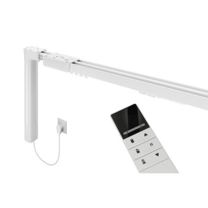 Biały, elektryczny karnisz (t.b.t.) z pilotem.