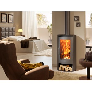 Nowoczesny kominek z drewnem w salonie. Przytulna atmosfera z ogniem.