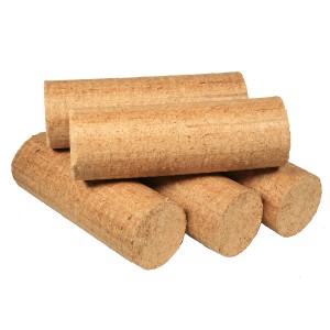 Brikety drzewne jako paliwo do kominka i pieca.