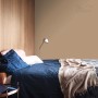 Sypialnia z brązową farbą na ścianie. Kolorowa farba do ścian dla przytulnej atmosfery.
