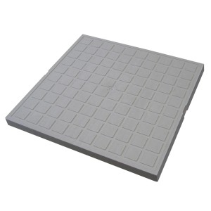 Szara pokrywa do odwadniania liniowego z kwadratowym wzorem.