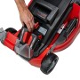 Akumulatorowa kosiarka Einhell Power X-Change GE-CM 43 Li z dwiema bateriami wkładanymi do urządzenia.