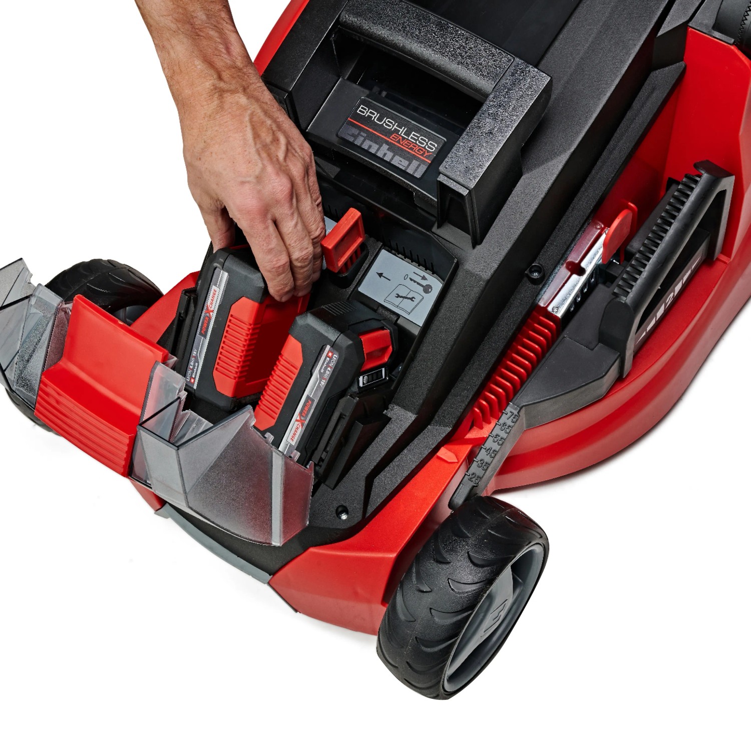 Akumulatorowa kosiarka Einhell Power X-Change GE-CM 43 Li z dwiema bateriami wkładanymi do urządzenia.