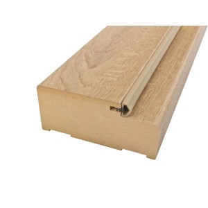 Zbliżenie ościeżnicy drzwiowej t.b.t., struktura drewna z profilem uszczelniającym.