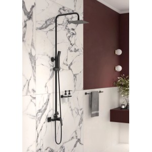 Czarna kolumna prysznicowa t.b.t. z deszczownicą i słuchawką na tle marmurowej ściany.