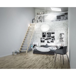 Jasne drewniane schody w nowoczesnym salonie z antresolą. Schody wewnętrzne prowadzą na górę.