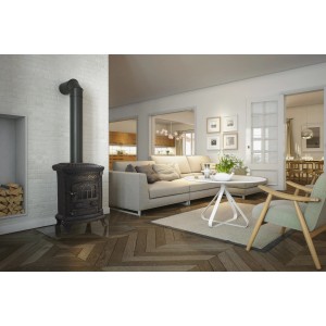 Salon z kominkiem: Czarny piec t.b.t. z rurą dymową obok półki na drewno.