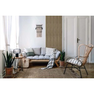 Salon z panelami ściennymi t.b.t. o wyglądzie drewna za sofą i fotelem. Dekoracyjny wystrój pokoju.