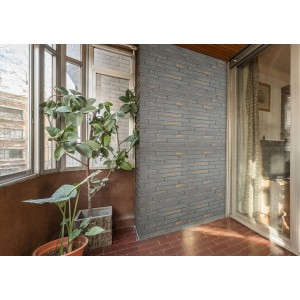 Ściana wewnętrzna z szarymi płytkami klinkierowymi t.b.t.