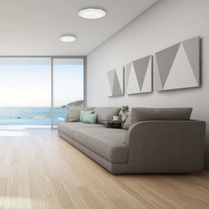 Nowoczesne LED Plafony t.b.t. w salonie z widokiem na morze. Okrągłe lampy sufitowe.