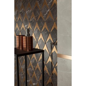 Dekoracyjne płytki ścienne z marmurowym i złotym wzorem dla stylowych akcentów w łazience.