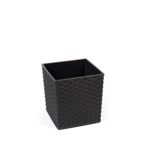 Czarna, kwadratowa doniczka t.b.t. z efektem rattanu do użytku wewnętrznego.