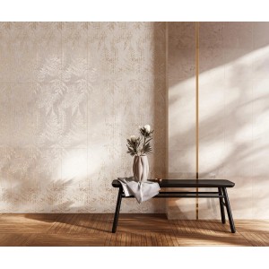 Płytki dekoracyjne ze wzorem roślinnym, beżowa aranżacja ściany z ławką i dekoracją.