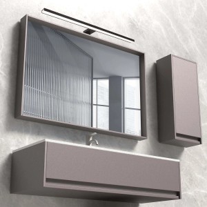 Nowoczesny zestaw mebli łazienkowych z kinkietem LED, lustrem, szafką umywalkową i szafką wiszącą w kolorze szarym.