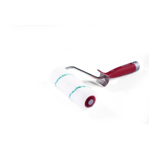 Wałek malarski t.b.t. z czerwonym uchwytem do malowania.